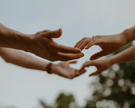 Photographie de mains qui se rejoingnent