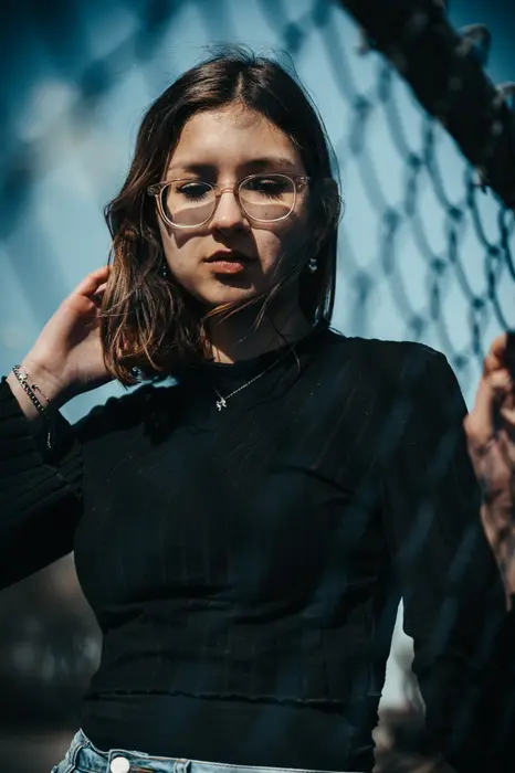 Photographie d'une femme qui se touche les cheveux