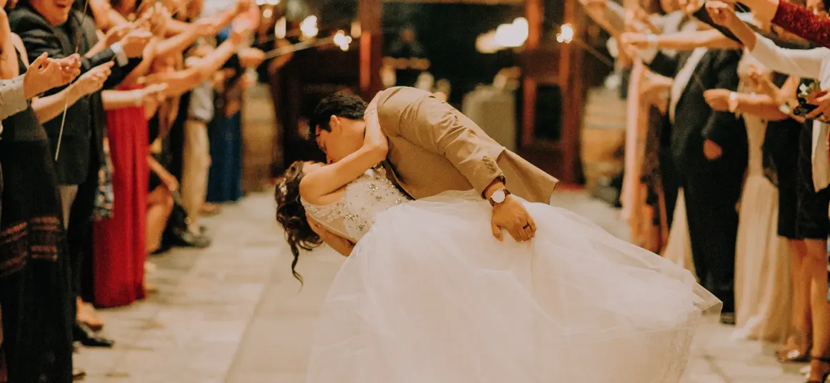 Photographie d'un couple de mariés qui s'embrassent