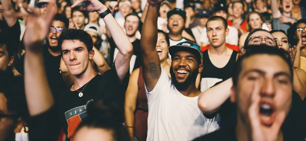 Photographie de deux hommes dans la foule d'un concert